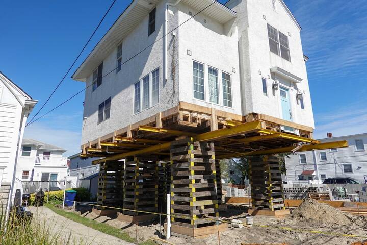Located in Austin, Texas, we are a company that specializes in house lifting, small distance house moving, piles and foundations.